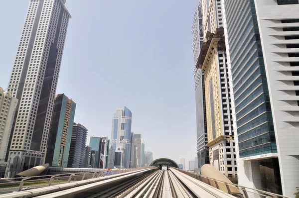 世界最長の完全自動化された地下鉄としてドバイの地下鉄ネットワーク (75 km) ドバイ、アラブ首長国連邦. — ストック写真