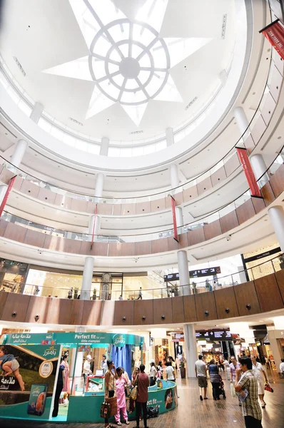 迪拜，阿拉伯联合酋长国-6 月 2 日： 在迪拜，阿拉伯联合酋长国迪拜购物商场 2012 年 6 月 2 日。迪拜购物中心是购物中心的世界上最大之一. — 图库照片