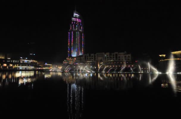 迪拜，阿拉伯联合酋长国-6 月 7 日： 地址酒店在迪拜市区俯瞰著名的音乐喷泉，拍摄于 2012 年 6 月 7 日在阿联酋的迪拜. — 图库视频影像