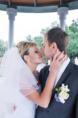 sevgi dolu çift ayakta