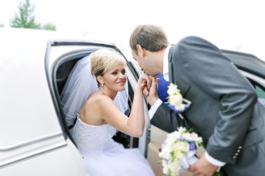 Genç Kafkas mutlu kadın arabada oturan beyaz muhteşem düğün elbise