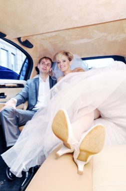 onların limuzinde şampanya içmek yeni evliler
