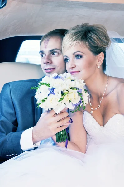 Šťastný ženich a nevěsta mimo — Stock fotografie