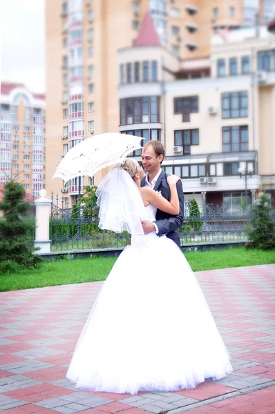 Glückliche Braut und Bräutigam draußen — Stockfoto