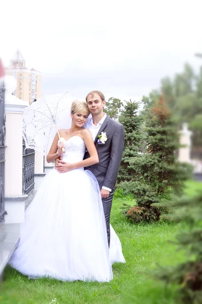 Happy bride and groom outside — Stock Photo, Image