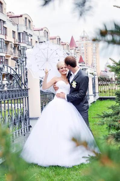 Lyckliga bruden och brudgummen utanför — Stockfoto