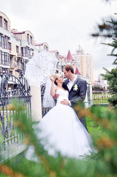 Happy bride and groom outside — Stock Photo, Image