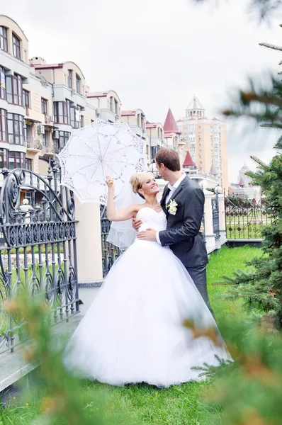 Happy bride and groom outside — Stock Photo, Image