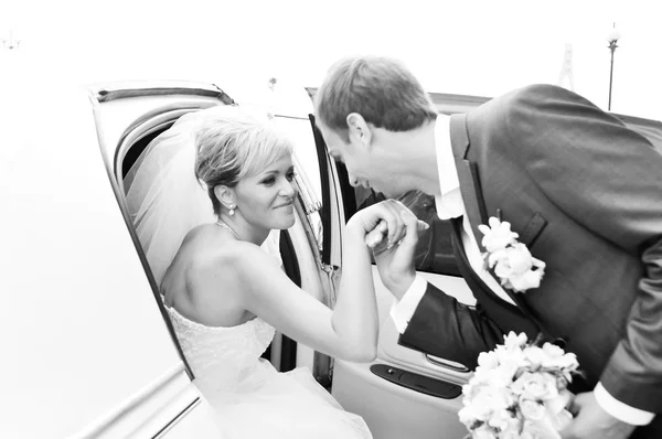 차에 앉아 흰 화려한 웨딩 드레스에 젊은 백인 행복 한 여자 — 스톡 사진