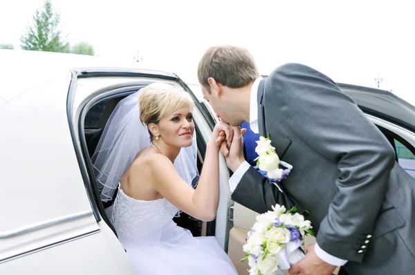 Giovane donna felice caucasica in bianco splendido abito da sposa seduto in auto — Foto Stock