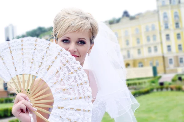 Porträt der schönen jungen Braut mit Hochzeitsfrisur — Stockfoto