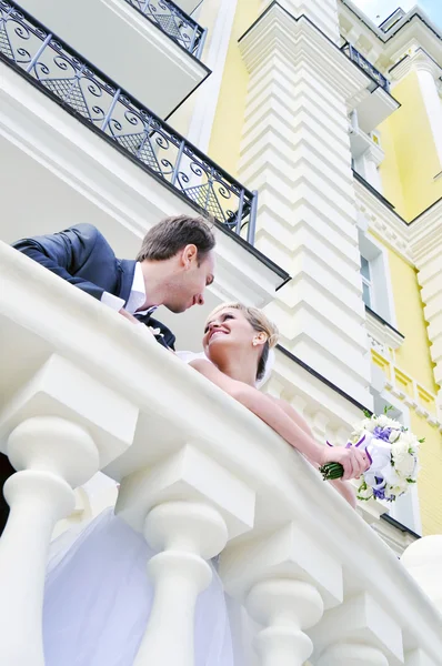 Feliz pareja casada en la naturaleza —  Fotos de Stock