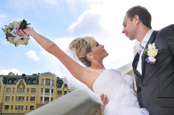 Feliz pareja casada en la naturaleza —  Fotos de Stock