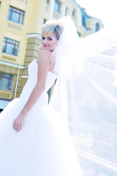 Gelukkige bruid buiten — Stockfoto