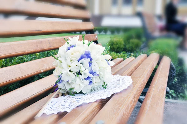 Весільний букет з квітів на лавці — стокове фото