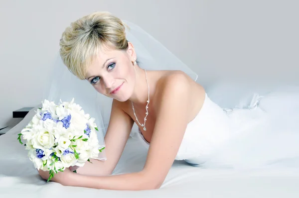 Porträt der glücklichen schönen Braut — Stockfoto