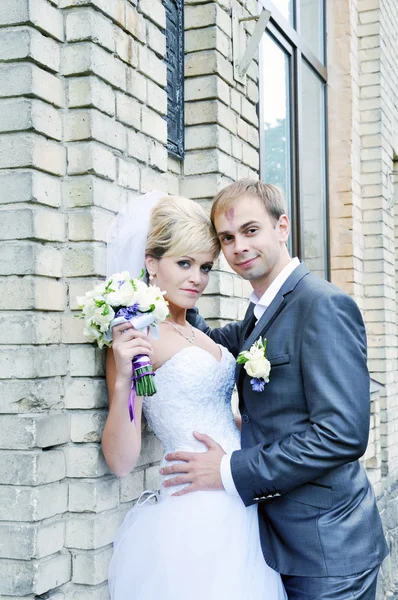 Pareja feliz novia y novio en un paseo de bodas —  Fotos de Stock