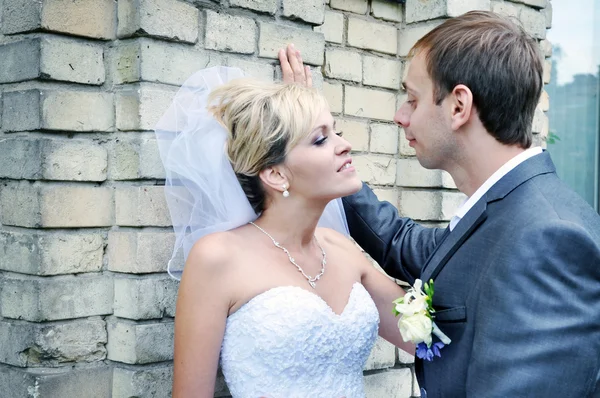 Casal feliz noiva e noivo em uma caminhada de casamento — Fotografia de Stock