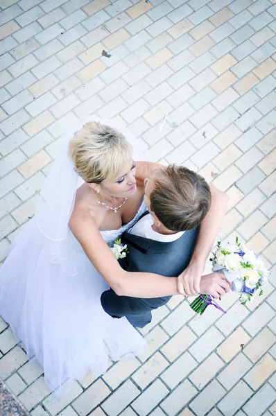 Gelukkig jonge bruid en bruidegom — Stockfoto