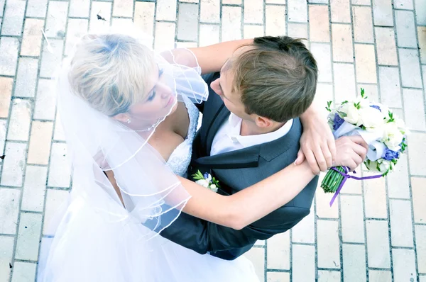 Feliz jovem noiva e noivo — Fotografia de Stock