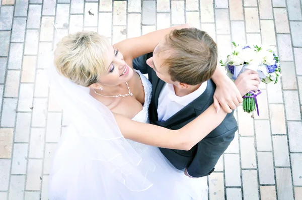 Счастливые жених и невеста — стоковое фото