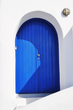 Yunan geleneksel beyaz duvarları ve mavi kapı içinde bir küçük köy, cyclades, Yunanistan