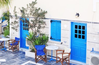 Yunan geleneksel beyaz duvarları ve mavi kapı içinde bir küçük köy, cyclades, Yunanistan