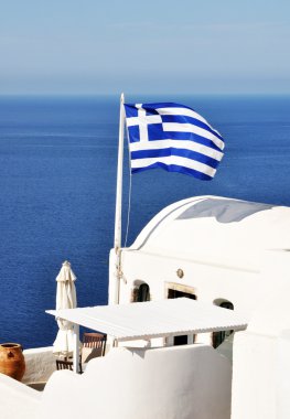 Oia Köyü manzara ile Yunan bayrağı santorini Adası