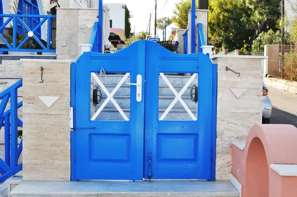 Murs blancs traditionnels grecs et porte bleue dans l'un des petits villages, Cyclades, Grèce — Photo