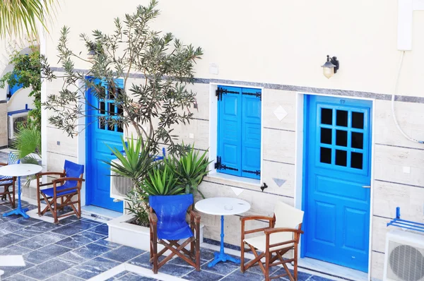 Ziduri albe tradiționale grecești și ușă albastră într-unul dintre satele mici, Ciclade, Grecia — Fotografie, imagine de stoc