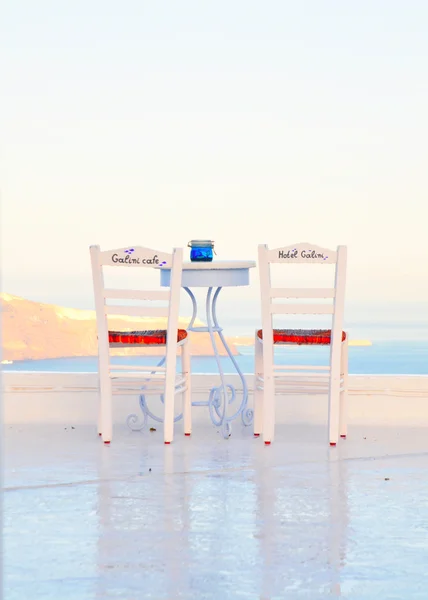 Dos sillas y mesa en la terraza de Fira, Santorini, Grecia —  Fotos de Stock