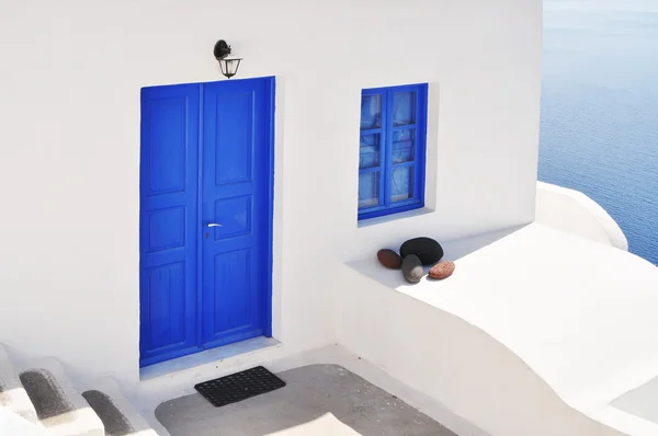 Traditional Greek house against blue sky — Stock Photo, Image