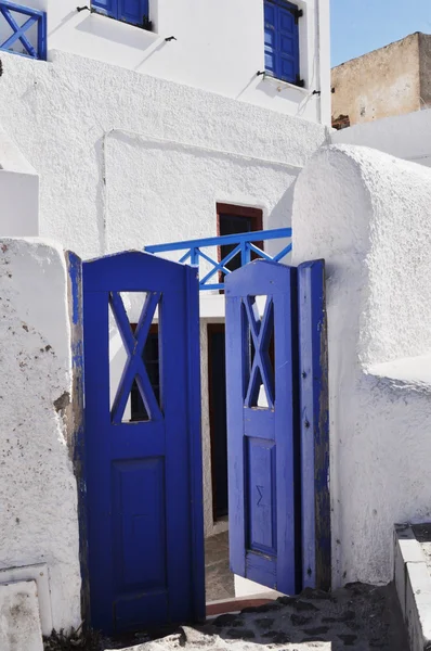 Kapı ve deniz - santorini Adası — Stok fotoğraf