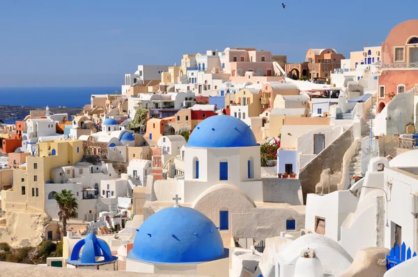 Iglesia de estilo griego clásico en Santorini, Grecia — Foto de Stock