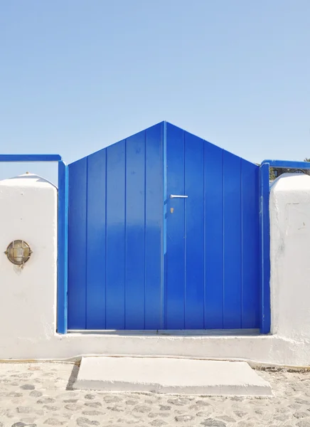 Egy kék fa ajtó és a tiszta kék ég, a Santorini sziget, Görögország — Stock Fotó