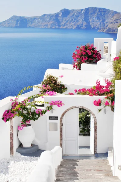 Chiesa in stile greco classico a Santorini, Grecia — Foto Stock