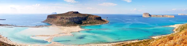 Vacker balosbeach med ön gramvousa på Kreta, Grekland — Stockfoto