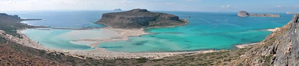 Vacker balosbeach med ön gramvousa på Kreta, Grekland — Stockfoto