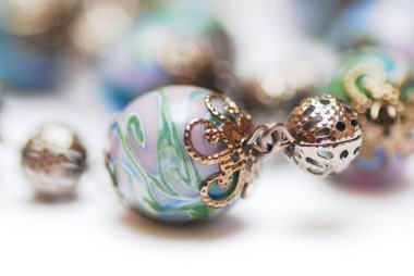 beyaz zemin üzerinde güzel renkli boncuklar