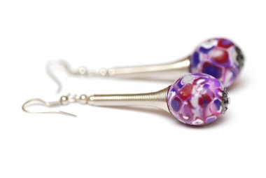 beyaz zemin üzerinde güzel renkli boncuklar