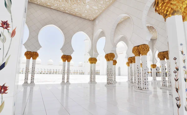 Vista lateral de la mezquita Sheikh Zayed o gran mezquita en Abu Dhabi — Foto de Stock