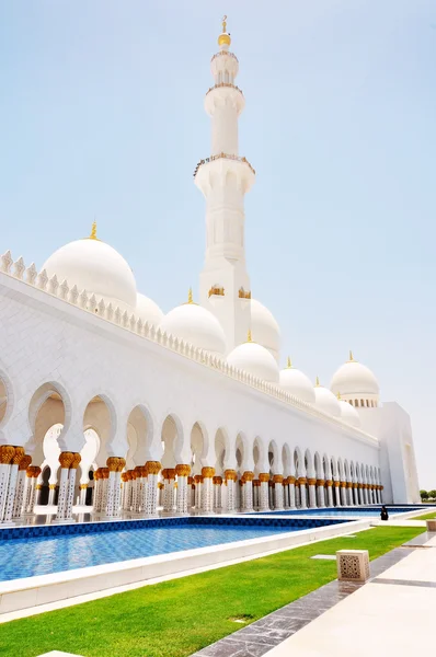 Vista lateral de la mezquita Sheikh Zayed o gran mezquita en Abu Dhabi — Foto de Stock