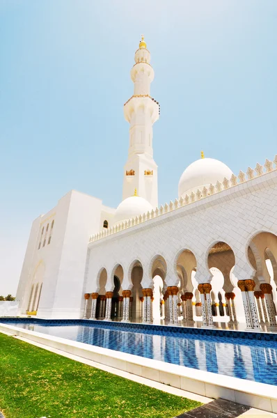 Vista lateral de la mezquita Sheikh Zayed o gran mezquita en Abu Dhabi — Foto de Stock