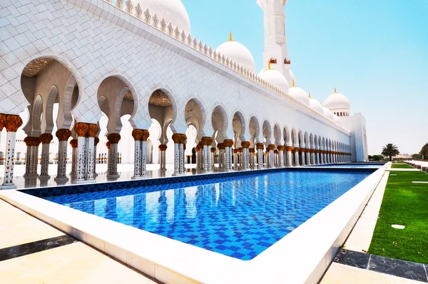 Vista lateral de la mezquita Sheikh Zayed o gran mezquita en Abu Dhabi — Foto de Stock