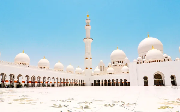 Vista lateral da mesquita Sheikh Zayed ou grande mesquita em Abu Dhabi — Fotografia de Stock