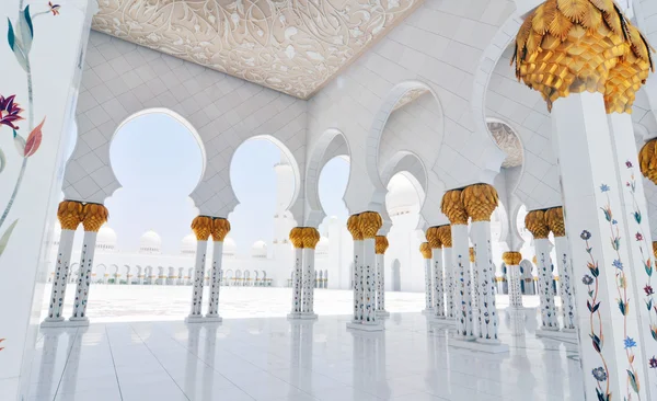 มุมมองด้านข้างของมัสยิด Sheikh Zayed หรือมัสยิดใหญ่ในอาบูดาบี — ภาพถ่ายสต็อก