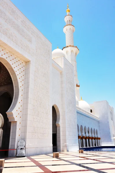 Side view of Sheikh Zayed mosque or grand mosque in Abu Dhabi — Stock Photo, Image