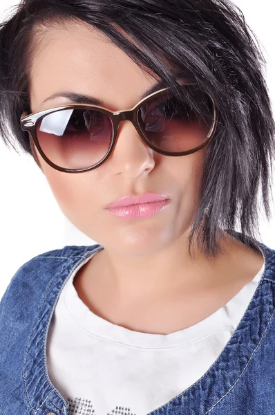 Portret van mooie brunette in zonnebril — Stockfoto