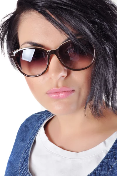 Ritratto di bella bruna in occhiali da sole — Foto Stock