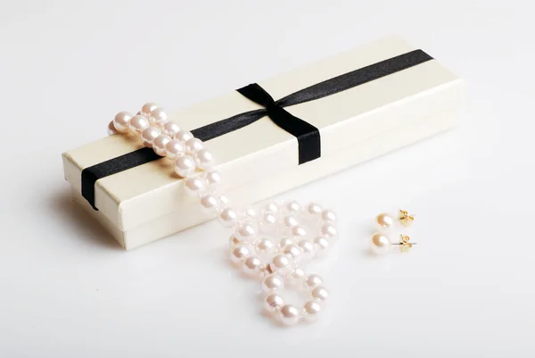 Pearl gift set: necklace and earrings — Stock Photo, Image